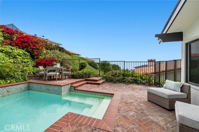 6808 Kings Harbor Drive, Rancho Palos Verdes CA: https://media.crmls.org/medias/f005a7fc-d899-4225-83a0-32c5a6ee9754.jpg