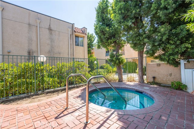 18307 Burbank Boulevard, Tarzana CA: https://media.crmls.org/medias/f0074c1e-1225-44a5-9aaa-b7b8c3718cce.jpg