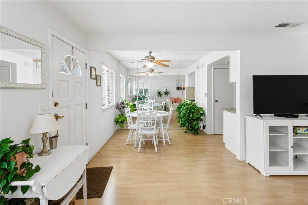 https://media.crmls.org/medias/f007d23a-cde7-4f5e-8d09-9eb468e738a2.jpg?preset=X-Large