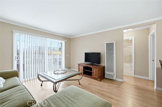 Detail Gallery Image 2 of 22 For 637 Atlantic #3,  Long Beach,  CA 90802 - 2 Beds | 2 Baths