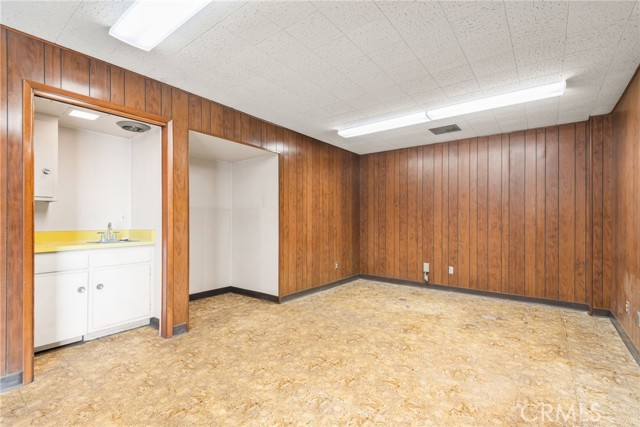 Image 19 of 37 For 10885 Thienes Avenue