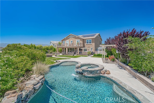 22348 Driftwood Court, Saugus CA: https://media.crmls.org/medias/f0095df8-89c9-4a39-a87a-69303ab41b9a.jpg