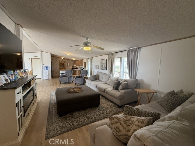 https://media.crmls.org/medias/f009aba9-2508-42b3-91f3-01a1daa5b677.jpg?preset=X-Large