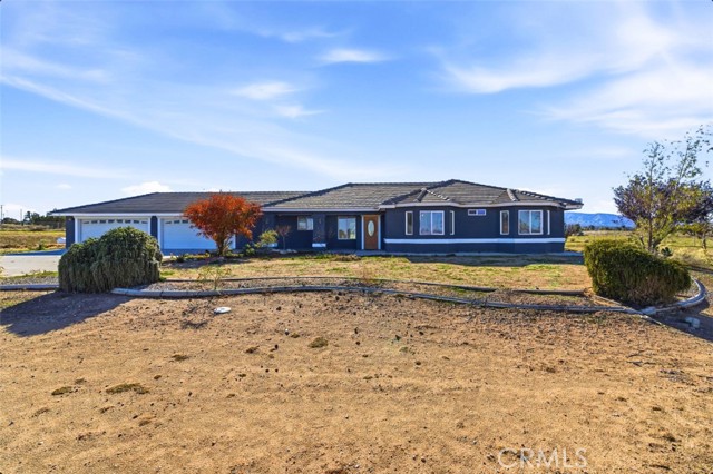 6895 Coyote Rd, Phelan CA: https://media.crmls.org/medias/f00bdf15-a81a-400d-8bfa-8f4ad0cc2120.jpg