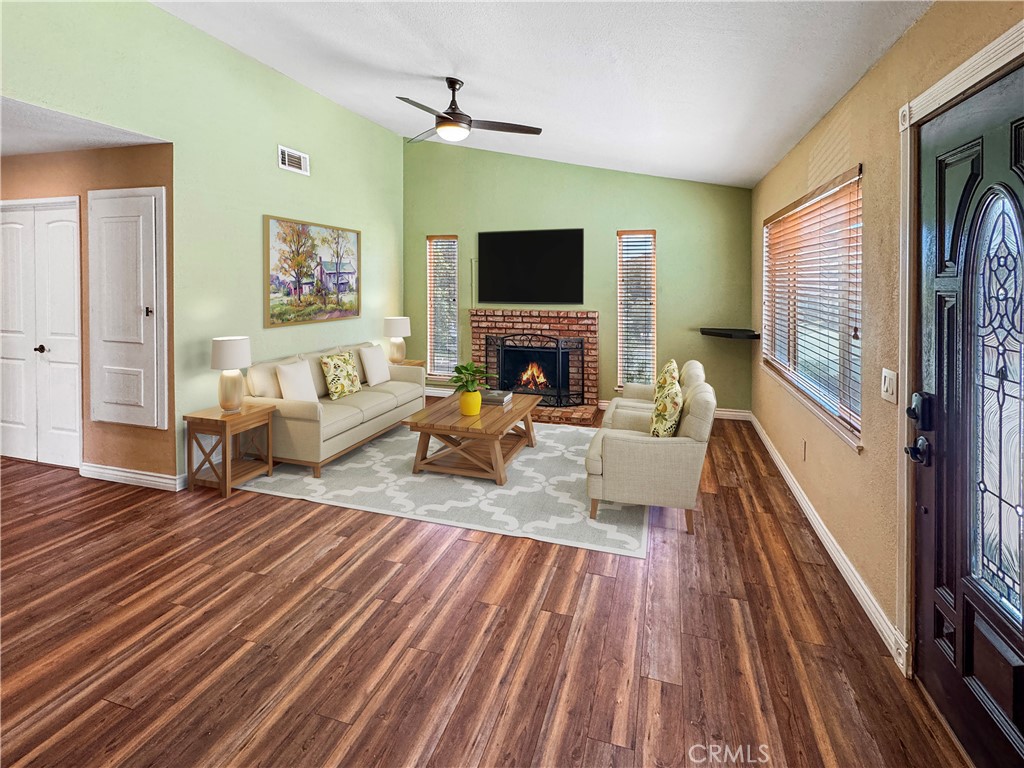 https://media.crmls.org/medias/f00d7c50-4fc0-40b7-a094-e8047ddd8f2d.jpg?preset=X-Large