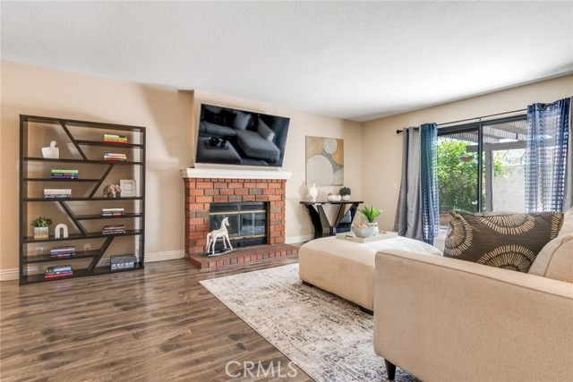 Detail Gallery Image 4 of 29 For 2209 E Badillo St, Covina,  CA 91724 - 3 Beds | 3 Baths