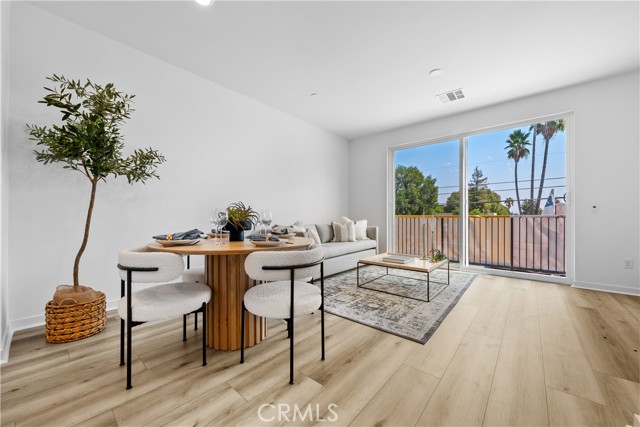 Detail Gallery Image 9 of 28 For 9423 N Sepulveda Blvd. #2,  North Hills,  CA 91343 - 3 Beds | 3 Baths
