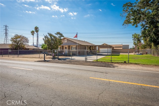 19585 Jurupa Avenue, Bloomington CA: https://media.crmls.org/medias/f010de3c-780f-420b-93c5-e45572b277e6.jpg