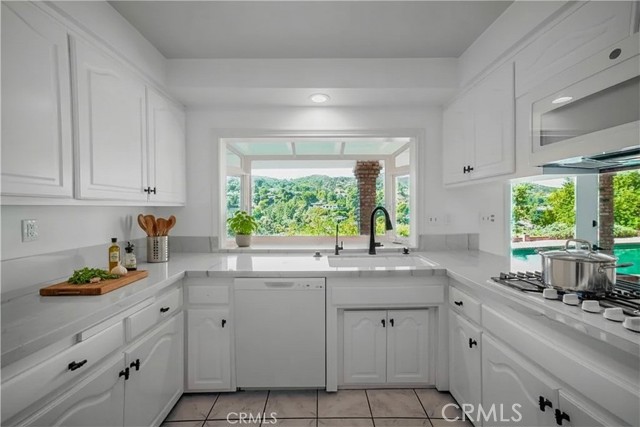 Detail Gallery Image 9 of 22 For 3551 Westfall Dr, Encino,  CA 91436 - 4 Beds | 2/2 Baths