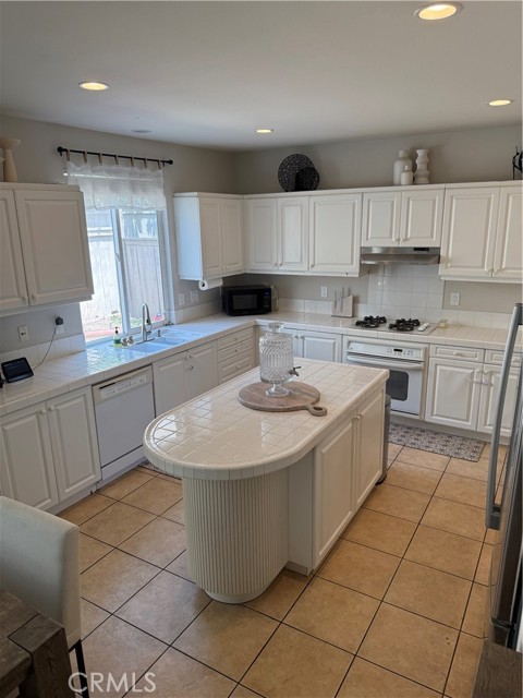 Detail Gallery Image 4 of 27 For 45 Avondale, Irvine,  CA 92602 - 4 Beds | 3 Baths