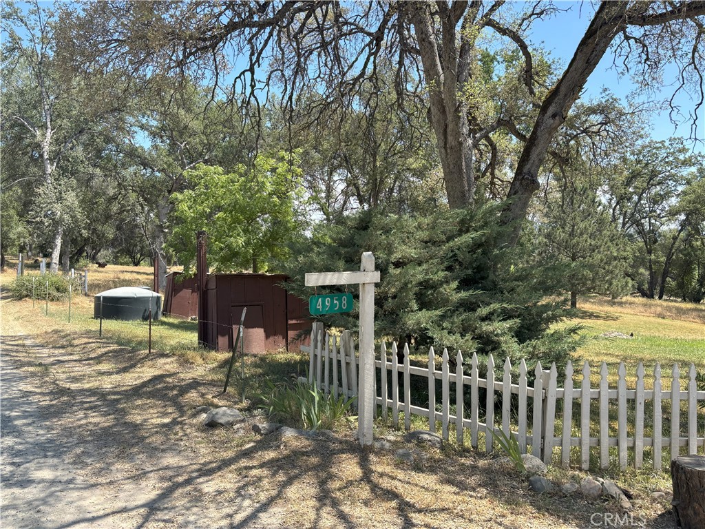https://media.crmls.org/medias/f012c6b6-3a1c-454d-bfc3-c2bdca4aaf87.jpg?preset=X-Large
