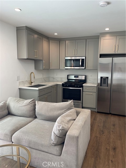 Detail Gallery Image 3 of 13 For 23517 Aetna St, Woodland Hills,  CA 91367 - 1 Beds | 1 Baths