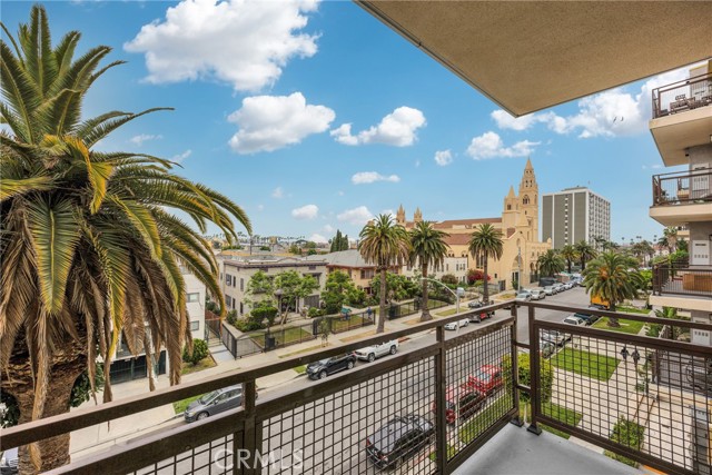 Detail Gallery Image 1 of 1 For 2939 Leeward Ave #402,  Los Angeles,  CA 90005 - 2 Beds | 2 Baths