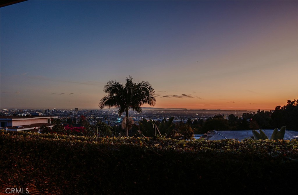 https://media.crmls.org/medias/f018e309-58fd-4865-be17-d161aedadbc7.jpg?preset=X-Large