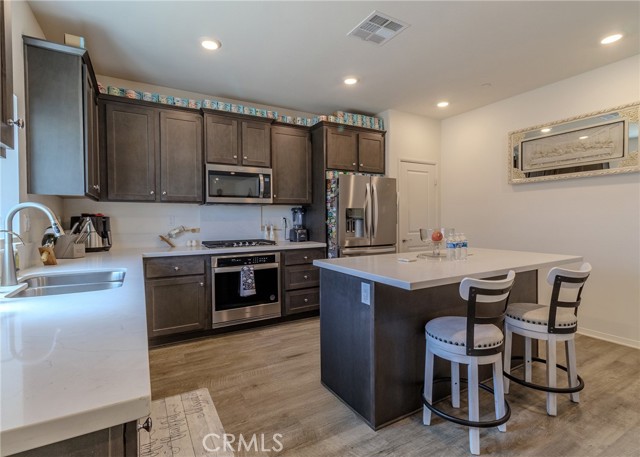 Detail Gallery Image 8 of 21 For 15451 San Francisco Ln, Victorville,  CA 92394 - 4 Beds | 3/1 Baths