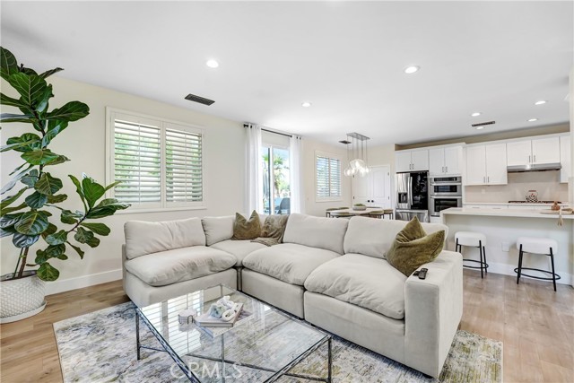 Detail Gallery Image 15 of 34 For 19920 Holly Dr, Saugus,  CA 91350 - 3 Beds | 2/1 Baths