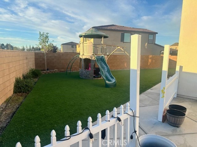 Detail Gallery Image 4 of 11 For 8883 Beacon Ave, Hesperia,  CA 92344 - 5 Beds | 2/1 Baths