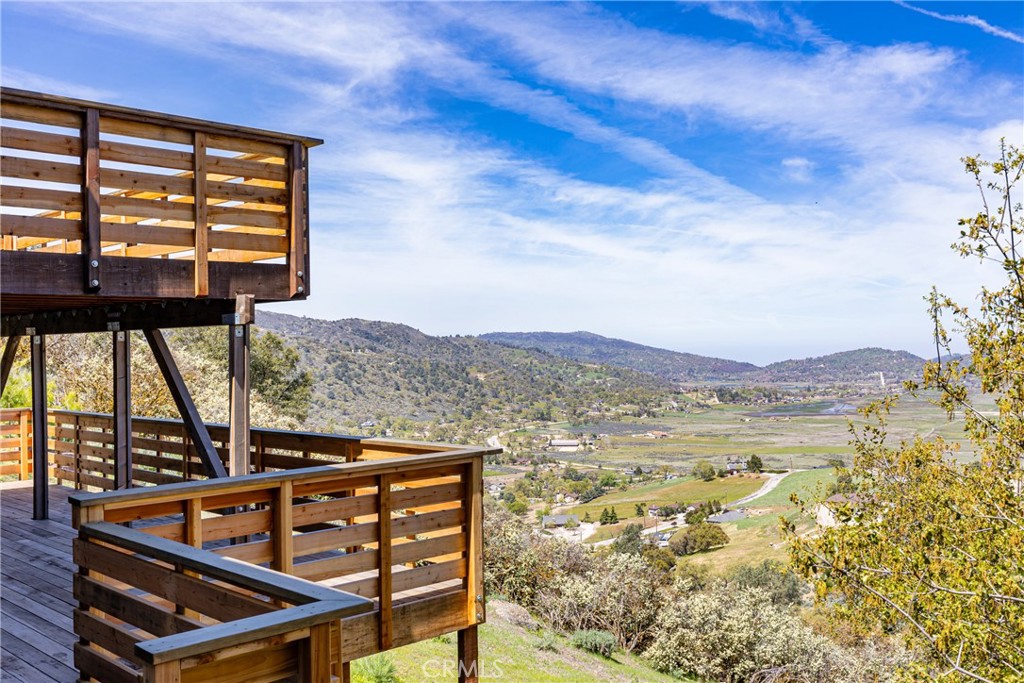 https://media.crmls.org/medias/f01f08b1-0c8c-456f-af2a-e9784996e259.jpg?preset=X-Large