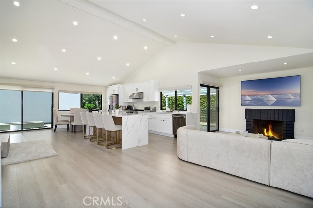 Detail Gallery Image 6 of 47 For 10947 Lurline Ave, Chatsworth,  CA 91311 - 5 Beds | 4 Baths