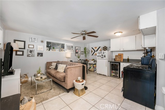 6059 Vantage Avenue, Valley Glen CA: https://media.crmls.org/medias/f0215f72-a1f6-4cb1-bc9c-dd3177c5108e.jpg