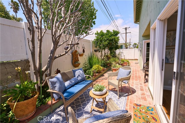 385 Park Avenue, Long Beach CA: https://media.crmls.org/medias/f0218fb2-0419-4c4c-99d7-dc70b8aa8209.jpg