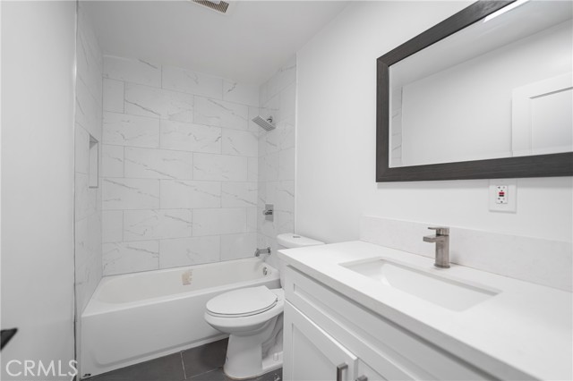 3301 Obama Boulevard, Los Angeles CA: https://media.crmls.org/medias/f02250e0-198b-42f6-b50b-2d884b052d7d.jpg