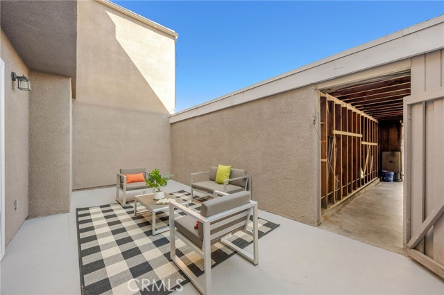 Detail Gallery Image 21 of 28 For 18110 Killion St #2,  Tarzana,  CA 91356 - 3 Beds | 2/1 Baths