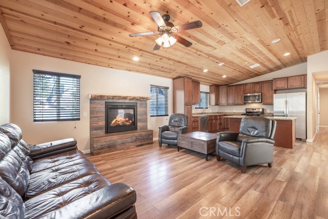 Detail Gallery Image 7 of 38 For 330 Sites Way, Big Bear City,  CA 92314 - 3 Beds | 2 Baths