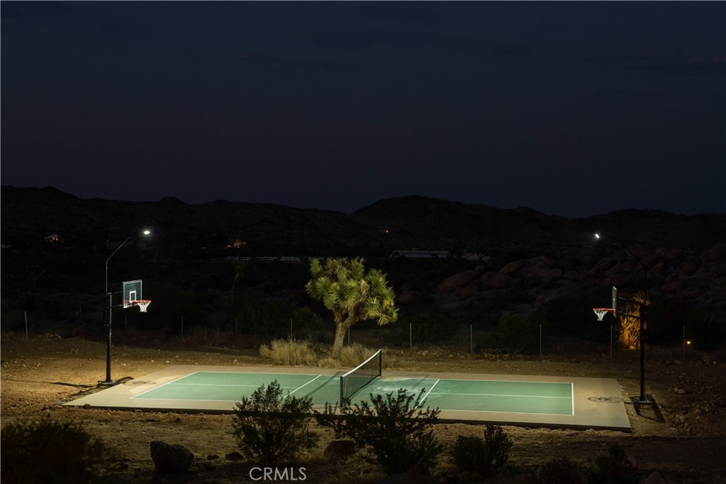 https://media.crmls.org/medias/f028486d-f1e1-4e57-80f6-1b64e24ef698.jpg?preset=X-Large
