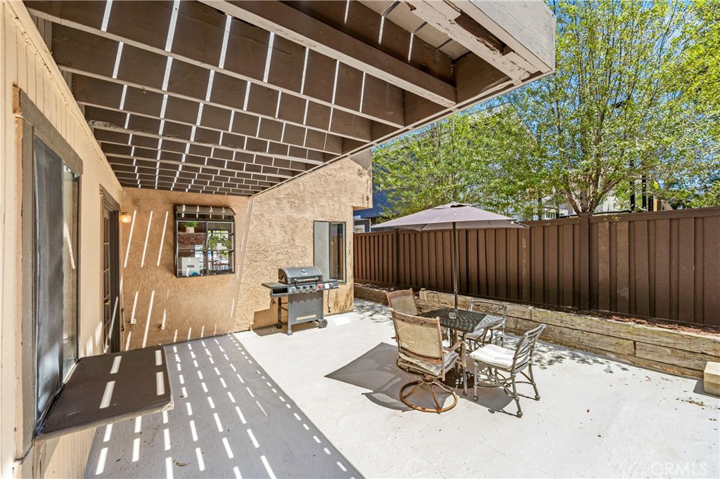 https://media.crmls.org/medias/f02928bb-1715-4303-8124-7e2ce6af1f99.jpg?preset=X-Large
