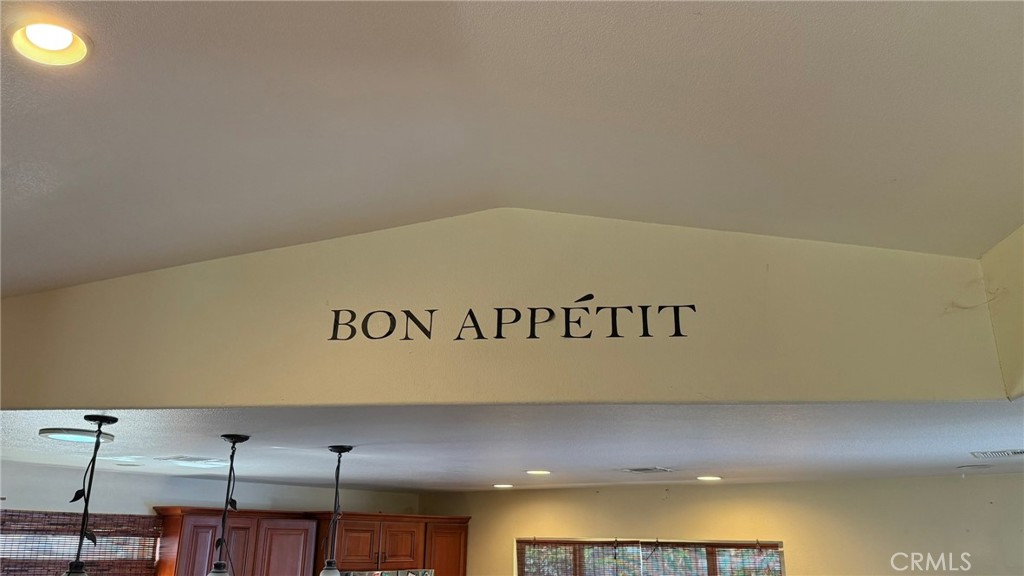 https://media.crmls.org/medias/f029ce48-9975-4ee5-a252-2df1a8babb72.jpg?preset=X-Large