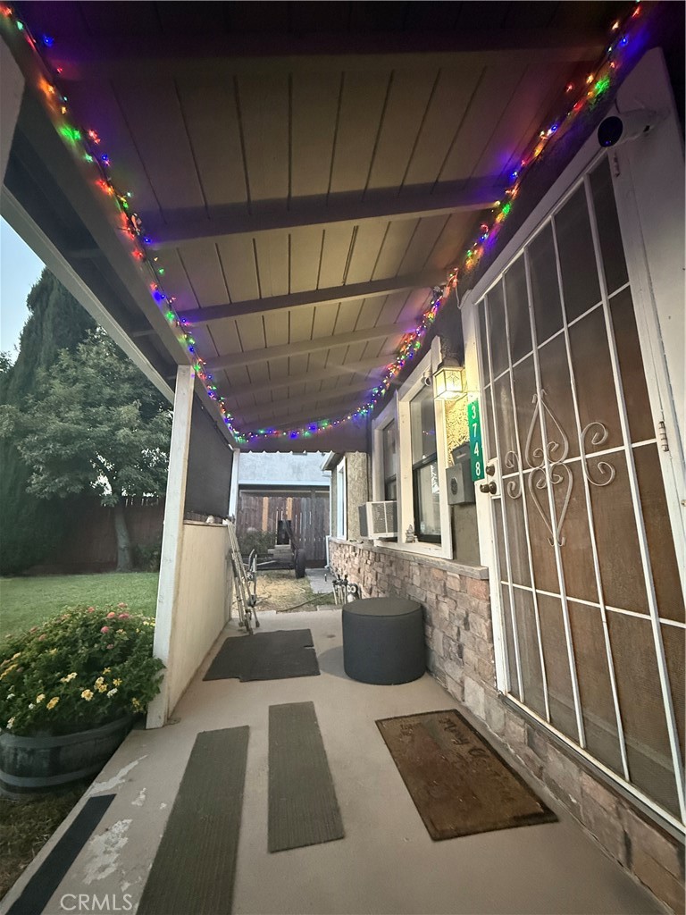 https://media.crmls.org/medias/f029ed37-1060-4fe9-9e85-5926c3681eb1.jpg?preset=X-Large
