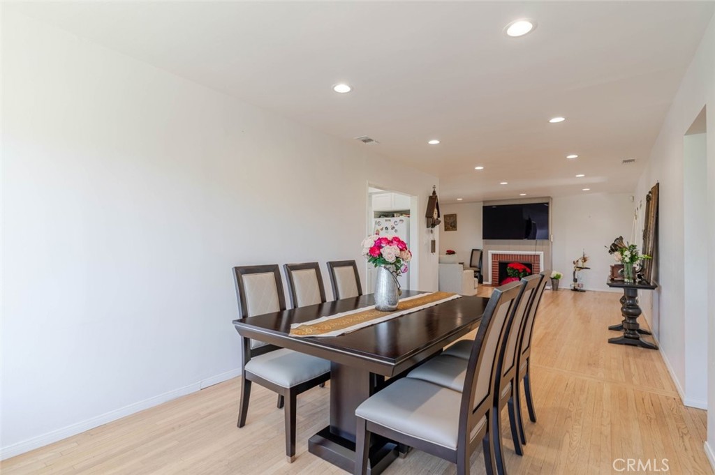 https://media.crmls.org/medias/f02a75c9-4a05-4dcf-83e4-54f8e97e5de8.jpg?preset=X-Large