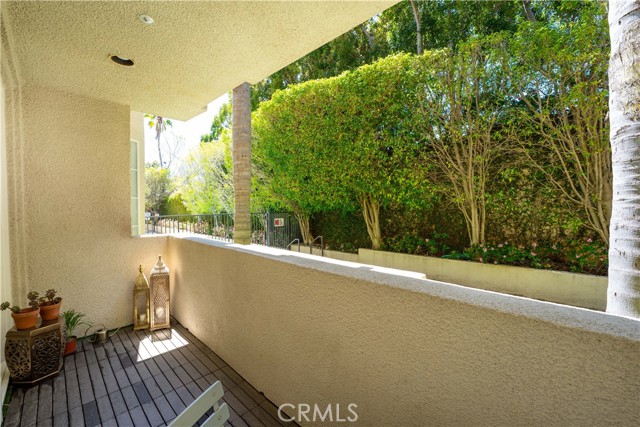 Detail Gallery Image 8 of 31 For 575 S Barrington Ave #109,  Los Angeles,  CA 90049 - 3 Beds | 2/1 Baths