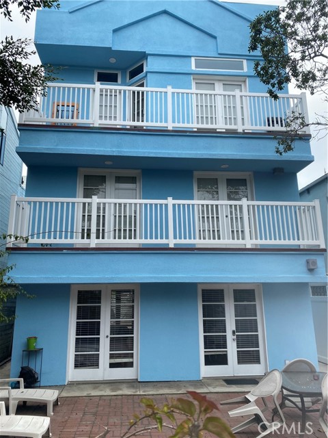 32 28th Place Venice, California This beautiful 2 unit plus one non-conforming unit, was built in 1988 and is for sale for the first time! There really is nothing else like it in the Venice Beach area. We expect this property to sell quickly.
The property consists of a 2 Bd/3 Ba unit, a 2 Bd/2.5 Ba unit, and a 1 Bd/1 Ba non-conforming unit. All units are townhouse style units. Both of the 2 bedroom units have roof top decks with panoramic views.
The 2 Bd/3 Ba unit is currently rented to a long term tenant for $5,000/month, and the owner is operating the other two units as AIRBNBs, commanding nightly rents of $250/night for the 1 Bd/1 Ba unit and $349/night for the 2 Bd/2.5 Ba unit.
The units have all been recently beautifully renovated and include a washer/dryer.
Immediate upside can be achieved by converting the 1 Bd/1 Ba to a legal ADU. There is ample parking at the building including 2 tandem garage spots and 2 tuck under spots, for a total of 6 parking spots. The property is situated approximately a half block from Venice Beach and is just 3 short blocks from the lively restaurant and bar scene on Washington Blvd. With an 88 Walk Score, most errands can be accomplished on foot. This is the perfect property for an owner/user or seasoned investor with the ability to maximize income through long or short term rentals. Offering Memorandum included as Supplement.