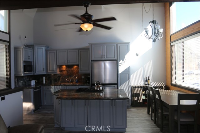 Detail Gallery Image 3 of 23 For 42537 Moonridge Rd, Big Bear Lake,  CA 92315 - 2 Beds | 1/1 Baths