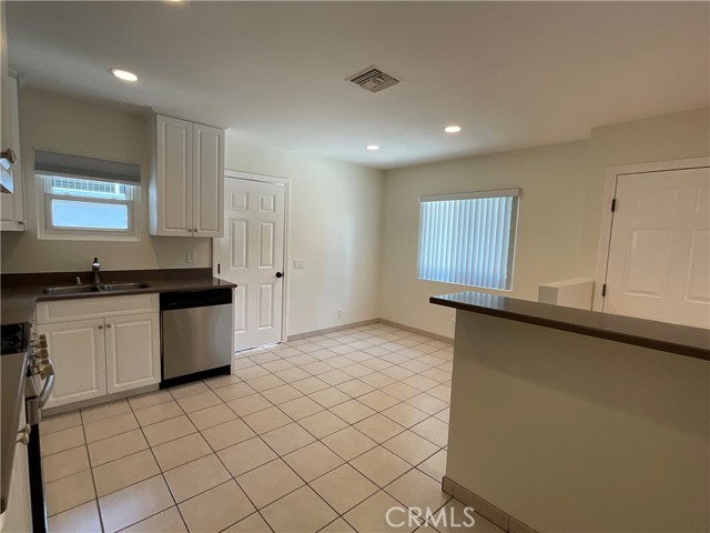 2641 Santa Ana Avenue, Costa Mesa CA: https://media.crmls.org/medias/f02fb6e5-29dc-4abd-81b1-bcdcd54a7dbc.jpg