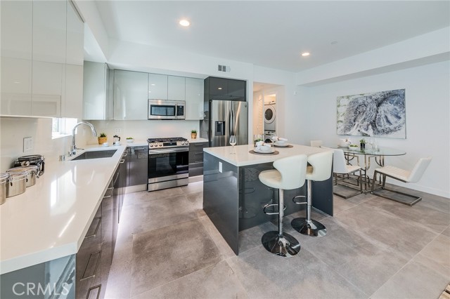 Detail Gallery Image 2 of 19 For 214 Westmoreland #6,  Los Angeles,  CA 90004 - 3 Beds | 2 Baths