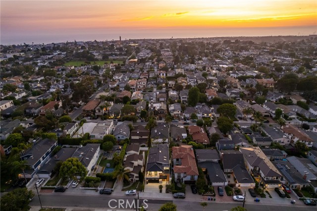 1721 Oak Avenue, Manhattan Beach CA: https://media.crmls.org/medias/f031cb64-eb99-4491-bb1a-6c1d3580d1af.jpg
