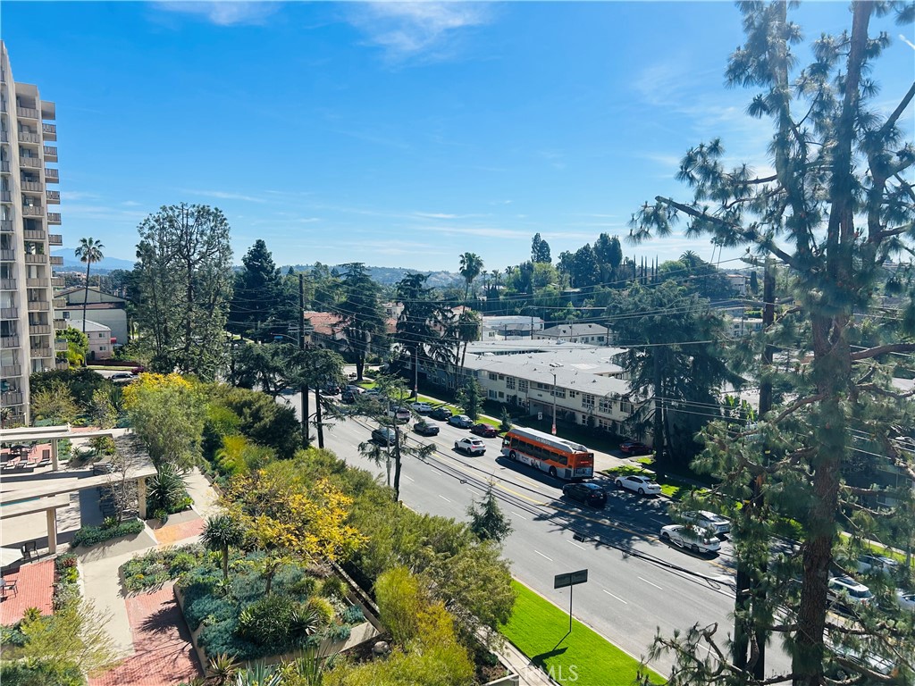 https://media.crmls.org/medias/f035c572-50f0-401e-8221-18887f0fdcd2.jpg?preset=X-Large