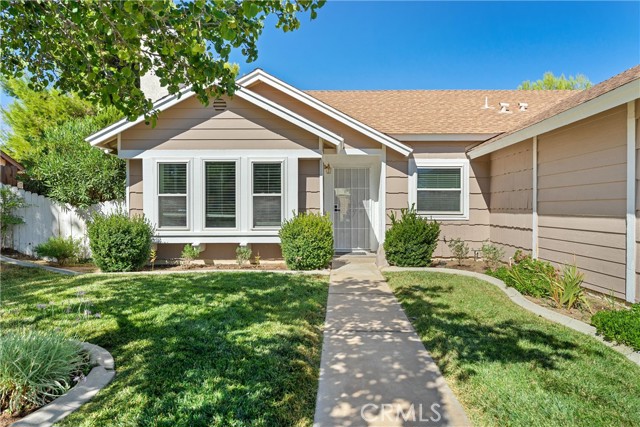 Detail Gallery Image 2 of 26 For 43019 Cromley Ct, Lancaster,  CA 93534 - 3 Beds | 2 Baths