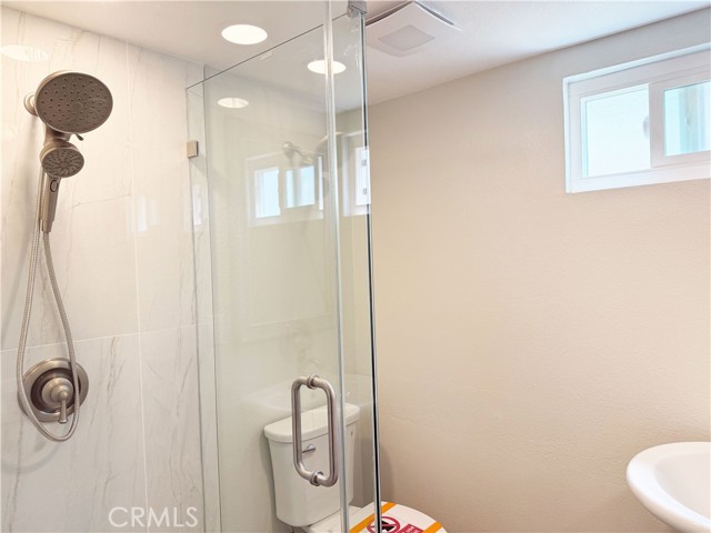 Main Floor bath has hand held shower head