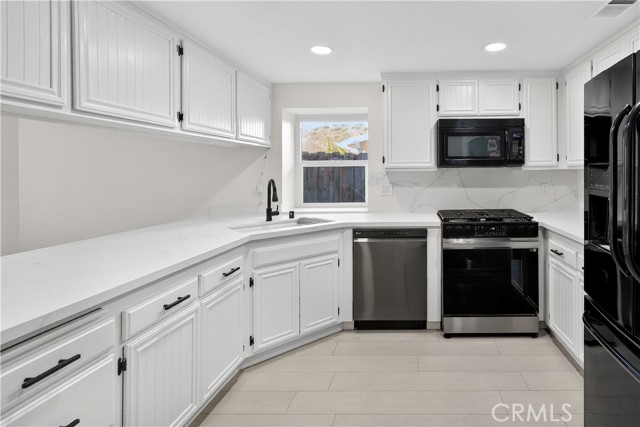 Detail Gallery Image 10 of 42 For 26921 Terri Dr, Canyon Country,  CA 91351 - 3 Beds | 2/1 Baths