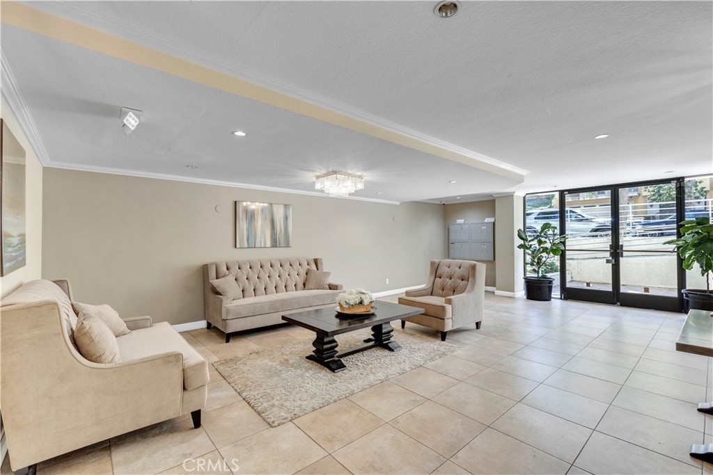 https://media.crmls.org/medias/f03d77da-c4d0-4dfb-a54e-437eb118b298.jpg?preset=X-Large