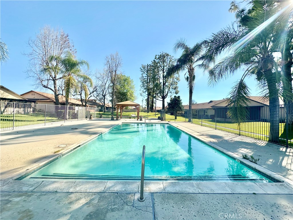 https://media.crmls.org/medias/f03e3d01-dfcf-48c4-bc76-a7cb072d222c.jpg?preset=X-Large
