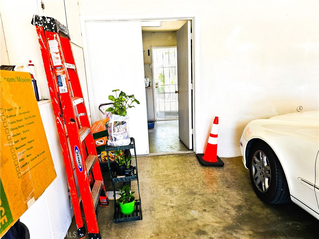 https://media.crmls.org/medias/f03fbd37-784b-4e76-a082-10dd34ae250a.jpg?preset=X-Large