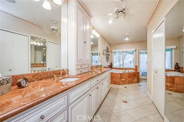 6695 N Van Ness Boulevard, Fresno CA: https://media.crmls.org/medias/f042aa3a-4f59-4989-afbc-3e96634e2204.jpg