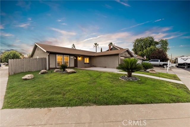 Detail Gallery Image 2 of 29 For 680 Fordham Ave, Clovis,  CA 93611 - 4 Beds | 2 Baths