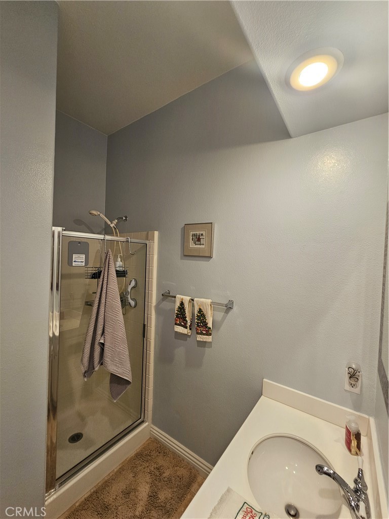 https://media.crmls.org/medias/f046d087-086d-491c-a856-7c33afeacfed.jpg?preset=X-Large