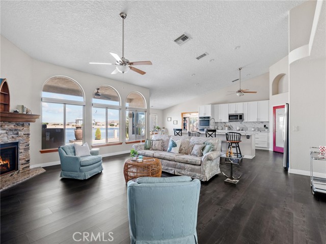 14526 Galleon Lane, Helendale CA: https://media.crmls.org/medias/f046d713-d8bb-4077-8789-da2893cd5c74.jpg